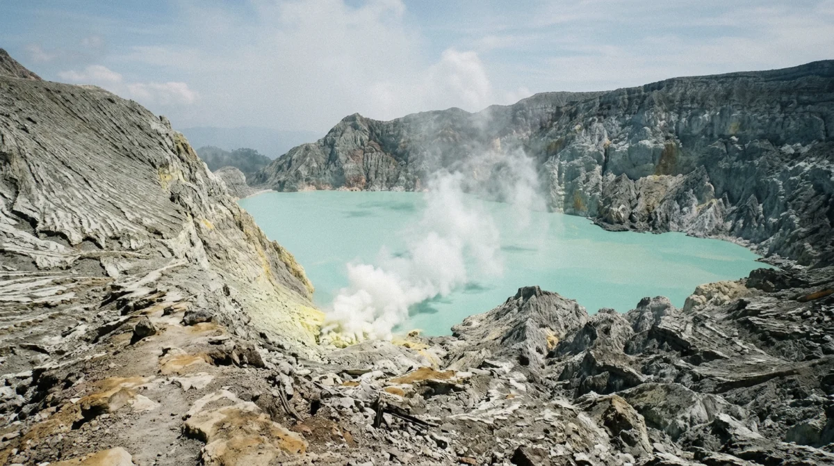 The turquoise Kawah Ijen crater lake under a clear dry-season sky, the conditions the best time to visit Ijen delivers