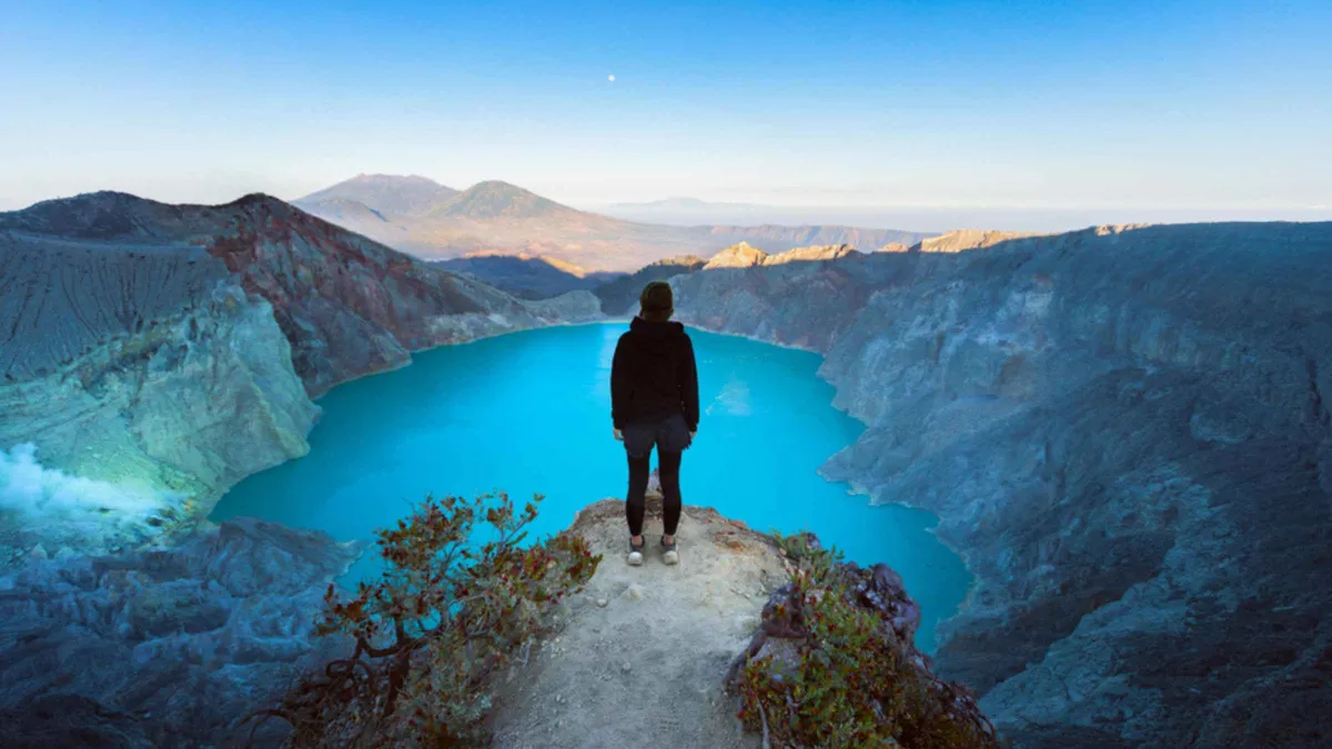 Small group at the sunrise viewpoint on a Mount Ijen tour from Bali